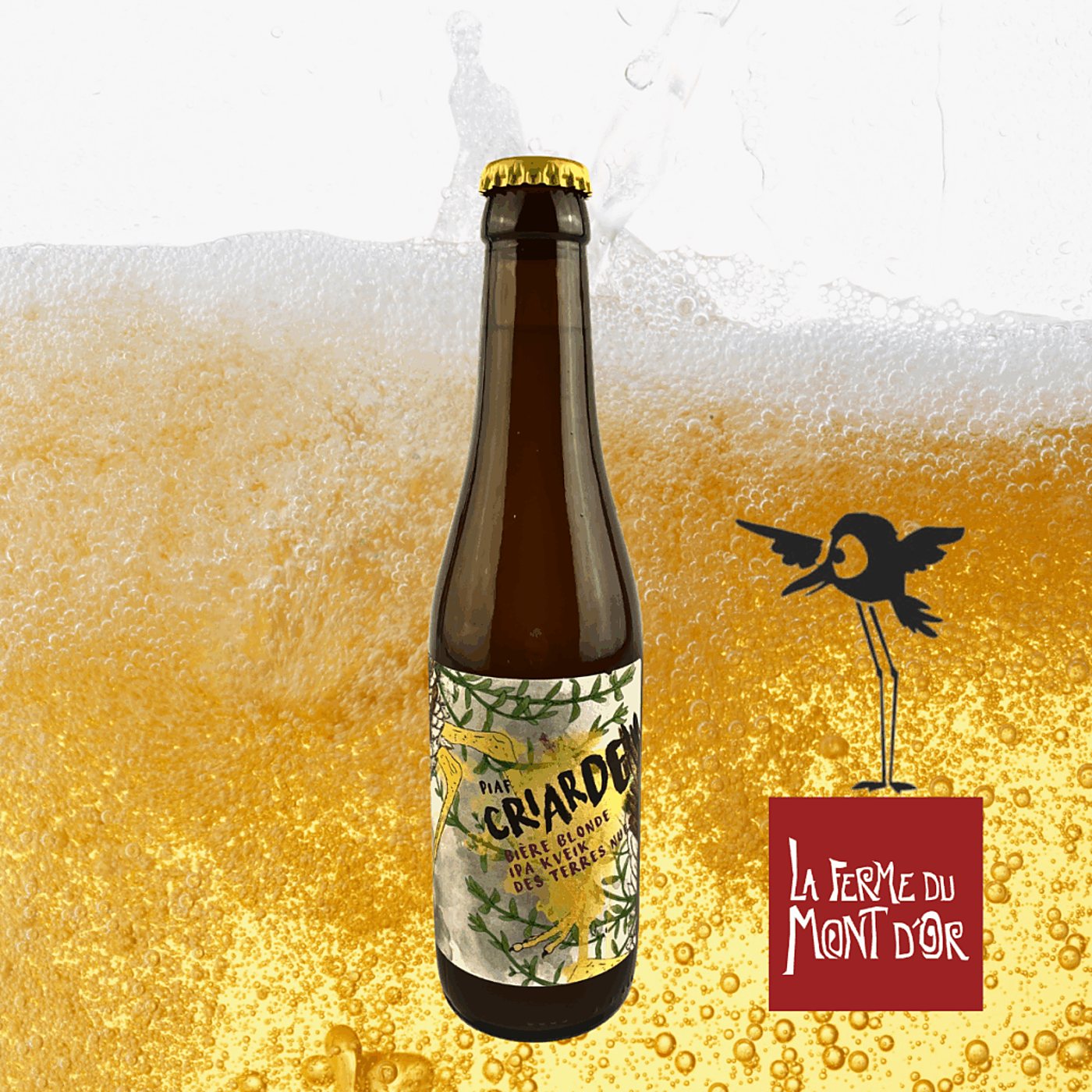 Une bouteille de bière blonde à l'étiquette illustrée est posée sur un fond de bière mousseuse, avec le logo rouge de La Ferme du Mont d'Or et un oiseau stylisé.