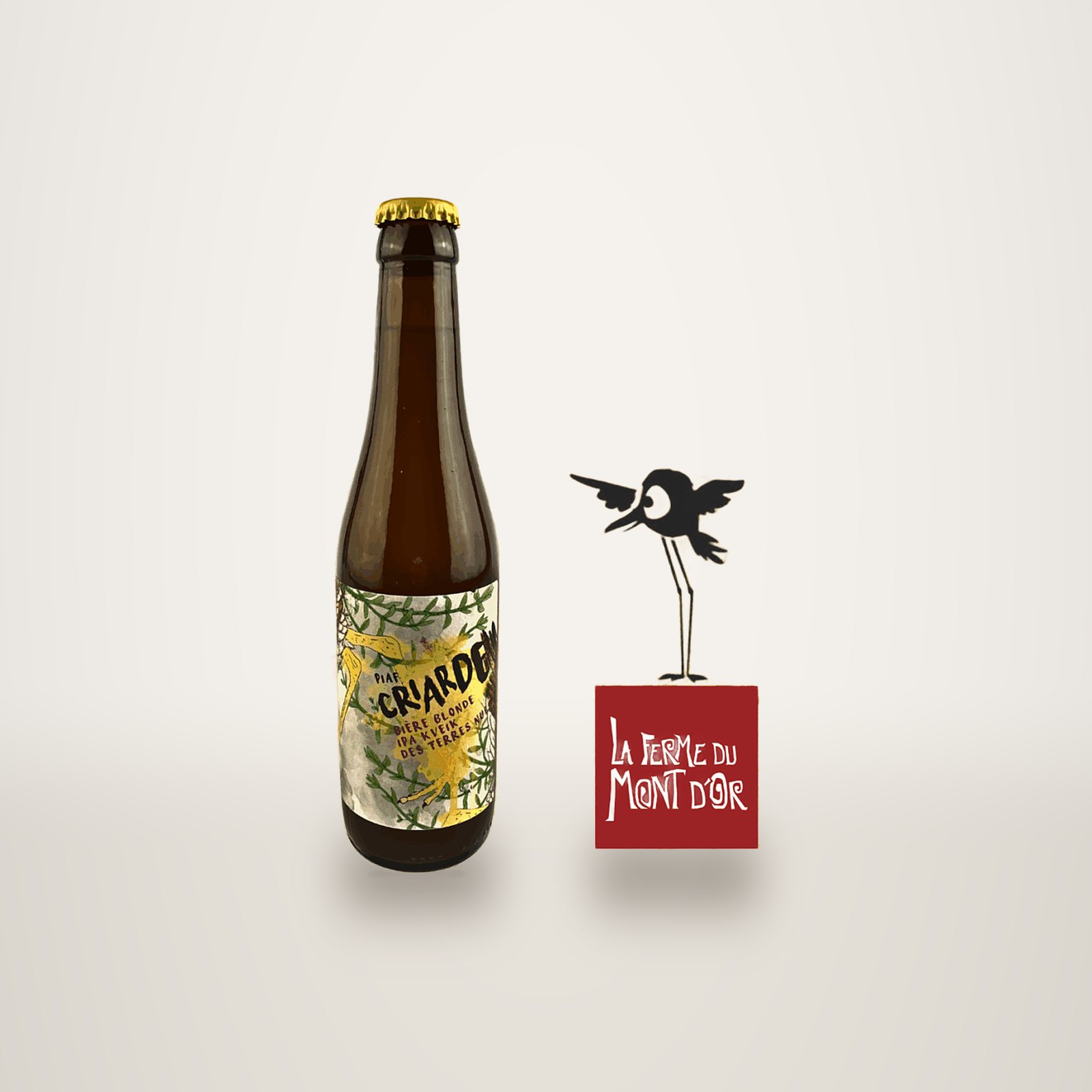 Bouteille de bière blonde La Criarde de la ferme du Mont d’Or, sur fond de studio.